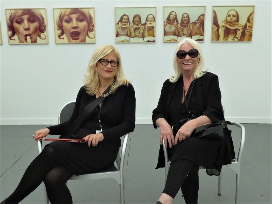 Natalia LL i Agnieszka Rayzacher na Frieze New York 2015 - indywidualna wystawa Natalii LL a ramach seksji Spotlight, fot. Zuzanna Derlacz ok