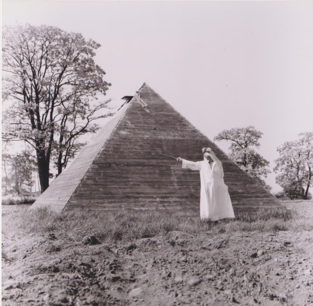 Natalia LL, Piramida