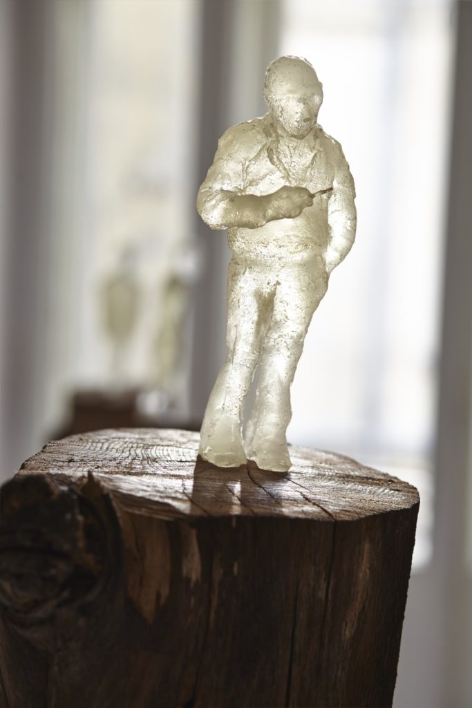 Zuzanna Janin, Siedmiu ojców, 2014, instalacja-rzeźba, żywica epoksydowa, dąb