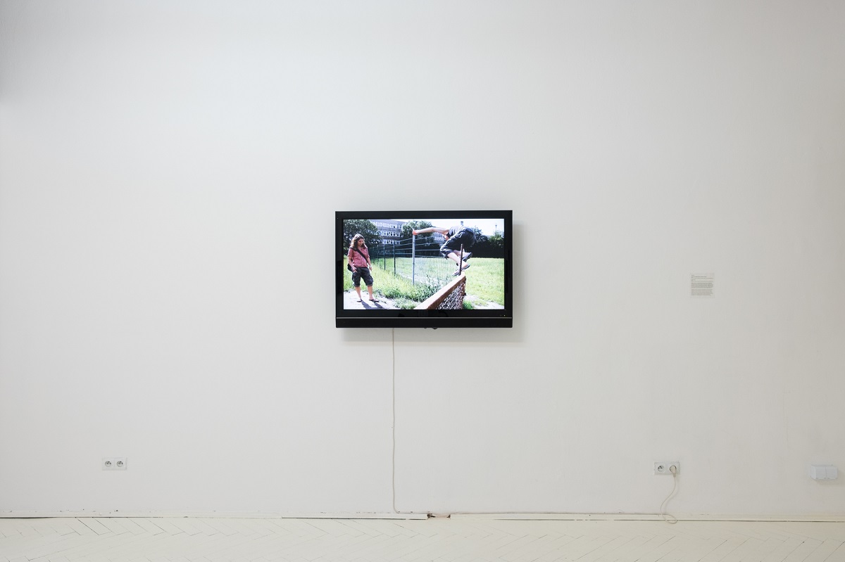 Aleka Polis, Parkour d'amour, 2011, widok z wystawy Poganki, fot. Marcin Liminowicz